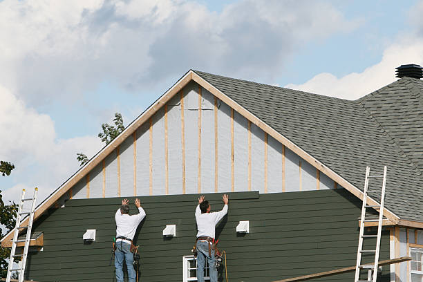 Professional Siding technician working in Spencerville, MD